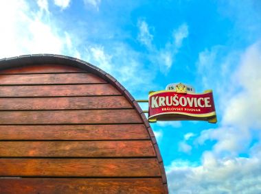Krusovice, Cszech Cumhuriyeti - 01 Ocak 2018: Hediyelik eşya dükkanı giriş yukarıda Krusovice bira işareti