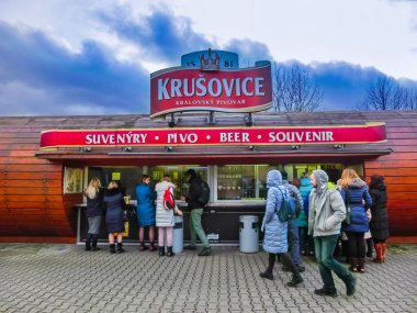 Krusovice, Cszech Cumhuriyeti - 01 Ocak 2018: Hediyelik eşya dükkanı giriş yukarıda Krusovice bira işareti