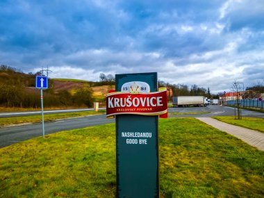 Krusovice, Cszech Cumhuriyeti - 01 Ocak 2018: Hediyelik eşya dükkanı giriş yukarıda Krusovice bira işareti
