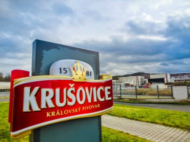 Krusovice, Cszech Cumhuriyeti - 01 Ocak 2018: Hediyelik eşya dükkanı giriş yukarıda Krusovice bira işareti