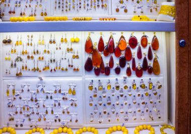 Prague, Çek Cumhuriyeti - 31 Aralık 2017: Amber. Amber Prag'da büyük küre kolye.