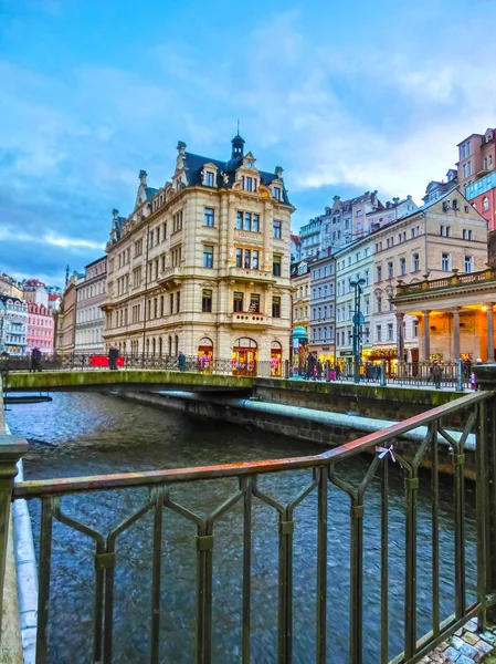 Karlovy Vary, Cszech republika - 01 ledna 2018: Na nábřeží řeky Teplá v centru — Stock fotografie