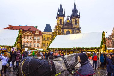 Prague, Çek Cumhuriyeti - 31 Aralık 2017: Noel ağacı ve peri masalı kilise Tyn Prag, Çek Cumhuriyeti