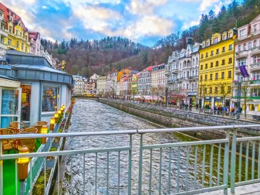Karlovy Vary, Cszech Cumhuriyeti - 01 Ocak 2018: Tepla Nehri ortasındaki çıkabilir