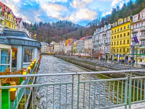 Karlovy Vary, République Tchèque - 01 janvier 2018 : Le remblai de la rivière Tepla au centre — Photo