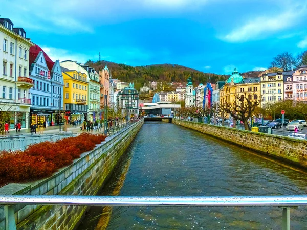 Karlovy Vary, République Tchèque - 01 janvier 2018 : Le remblai de la rivière Tepla au centre — Photo