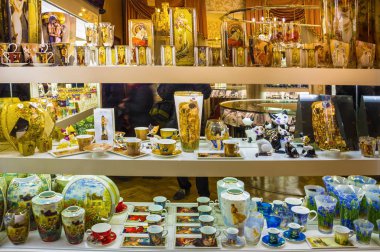 Prague, Çek Cumhuriyeti - 31 Aralık 2017: ayaklı büyük kadehler bohem cam eşya, Prague, Çek Cumhuriyeti