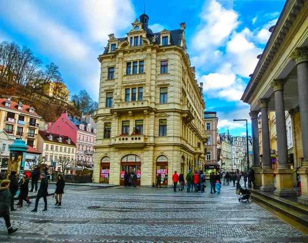 Karlovy Vary, Cszech republika - 01 ledna 2018: Lidí bude v centru s fasádami starých domů — Stock fotografie