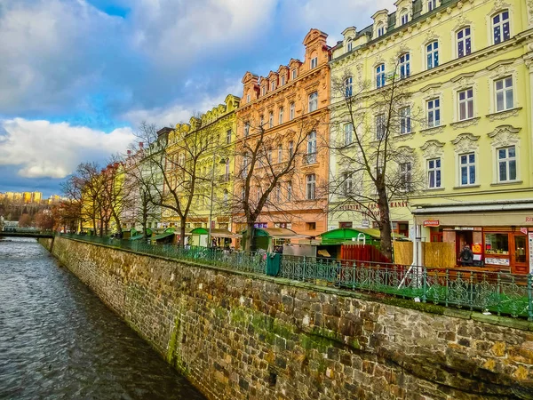 Karlovy Vary, Repubblica Ceca - 01 gennaio 2018: L'argine del fiume Tepla al centro — Foto Stock