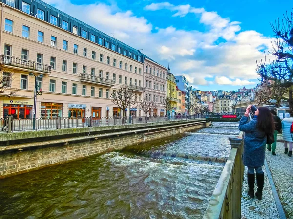 Karlovy Vary, République Tchèque - 01 janvier 2018 : Le remblai de la rivière Tepla au centre — Photo