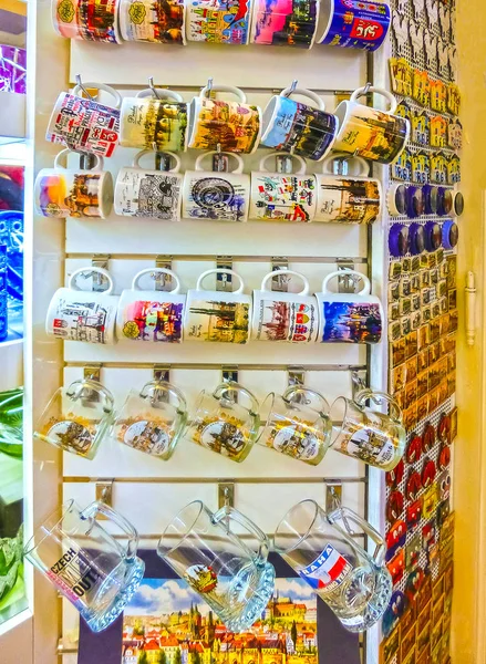 Praha, Česká republika - 31 prosince 2017: kelímky na pivo v obchodě, Praha, Česká republika — Stock fotografie