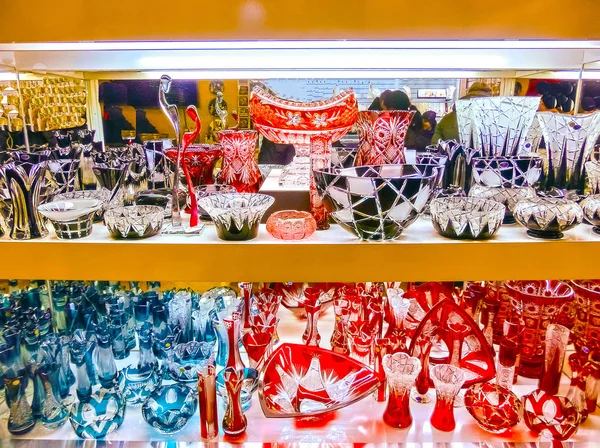 Prag, Tjeckien - 31 December 2017: de vaser och skålar från Böhmiskt glas i butiken, Prag, Tjeckien — Stockfoto