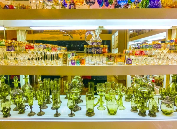 Praga, Republika Czeska - 31 grudnia 2017 r.: kieliszki do wina czeskiego szkła w sklepie, Praga, Republika Czeska — Zdjęcie stockowe