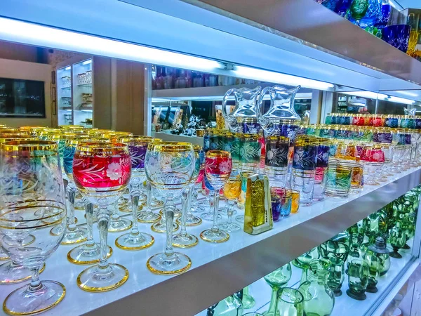 Prag, Tjeckien - 31 December 2017: vinglas av Böhmiskt glas i butiken, Prag, Tjeckien — Stockfoto
