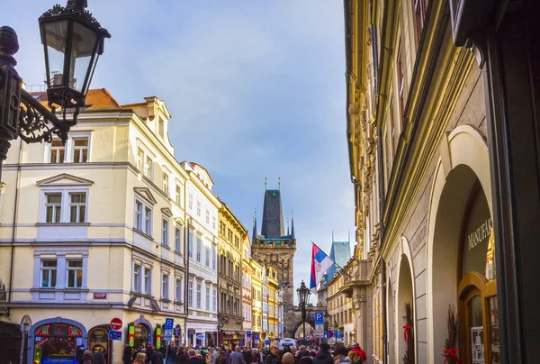 Prag, Çek Cumhuriyeti - 31 Aralık 2017: yakınındaki insanlar evler eski mimari tarihi kent