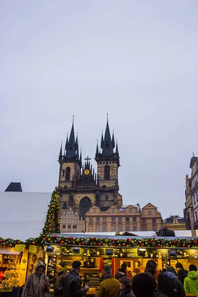 Prague, Çek Cumhuriyeti - 31 Aralık 2017: Noel Fuarı ve peri masalı kilise Tyn Prag, Çek Cumhuriyeti — Stok fotoğraf