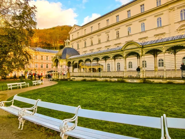 Karlovy Vary, República Checa - 01 de enero de 2018: Las personas que van al centro con fachadas de casas antiguas — Foto de Stock