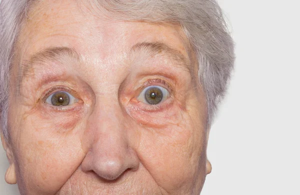 Vista da vicino di donne anziane faccia su sfondo bianco — Foto Stock