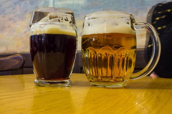 Два бокала чехословацкого пива на деревянном барреле — стоковое фото