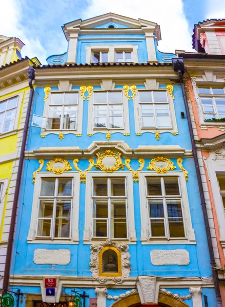 Praha, Česká republika - 31 prosince 2017: fasáda starý dům a staré architektury ve starém městě — Stock fotografie