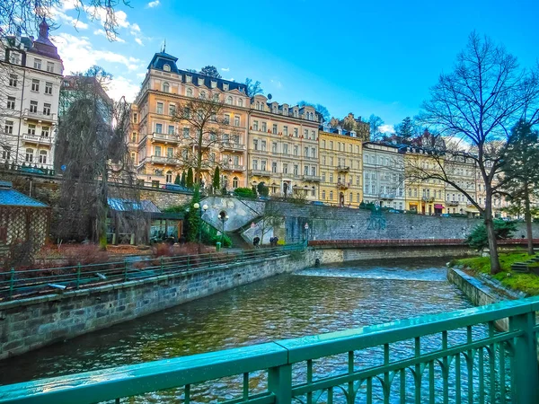 Karlovy Vary, Cszech republika - 01 ledna 2018: Na nábřeží řeky Teplá v centru — Stock fotografie