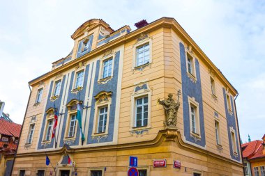 Prague, Çek Cumhuriyeti - 31 Aralık 2017: eski ev ve tarihi kent merkezine iyi binalar cephe