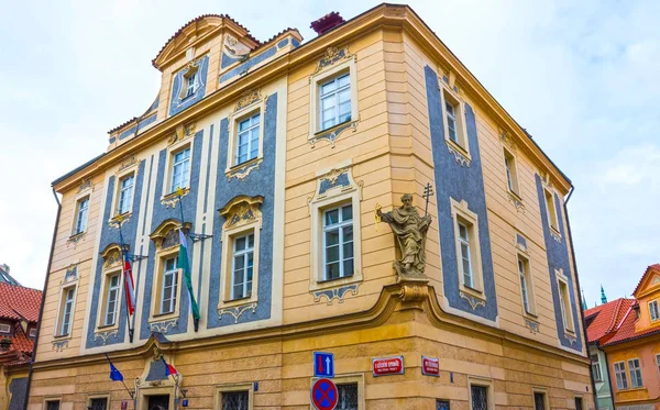 Praga, República Checa - 31 de diciembre de 2017: La fachada de la casa antigua y la arquitectura antigua en el casco antiguo —  Fotos de Stock
