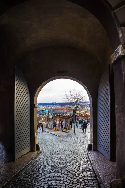 Praha, Česká republika - 31 prosince 2017: Lidé u domy staré architektury ve starém městě — Stock fotografie