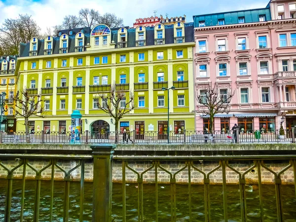 Karlovy Vary-i, a Cszech Köztársaság - 2018. január 01.: A rakparton központjában a Tepla-folyónál — Stock Fotó