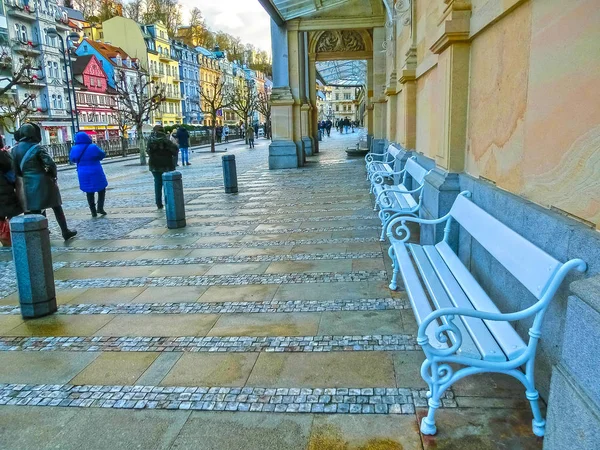 Karlovy Vary, Cszech republika - 01 ledna 2018: Lidí bude v centru s fasádami starých domů — Stock fotografie
