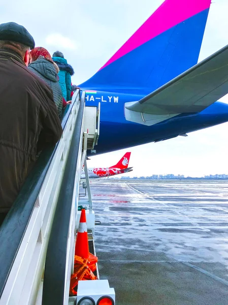Kiev, Ucrania - 12 de diciembre de 2017: El pasajero que camina hacia la entrada trasera del avión — Foto de Stock