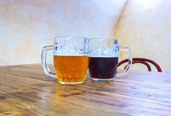 Два бокала чехословацкого пива на деревянном барреле — стоковое фото