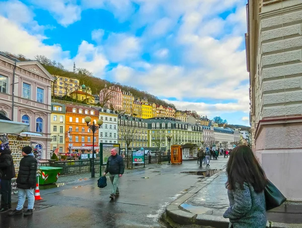 Karlovy Vary, Cszech republika - 01 ledna 2018: Na nábřeží řeky Teplá v centru — Stock fotografie