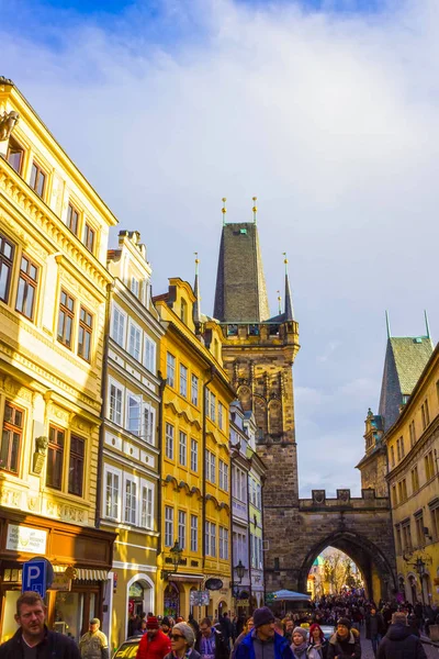 Praga, República Checa - 31 de diciembre de 2017: Las personas que van cerca de casas de arquitectura antigua en la Ciudad Vieja —  Fotos de Stock