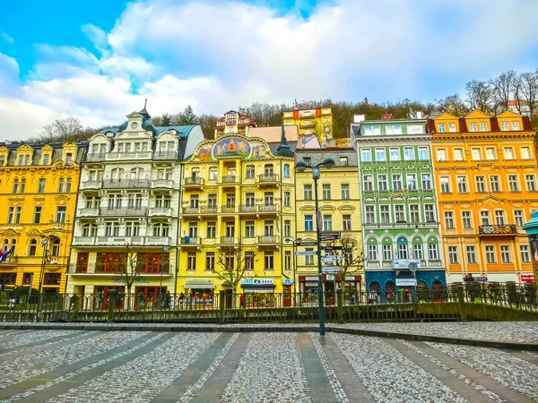 Karlovy Vary-i, a Cszech Köztársaság - január 01, 2018: Az emberek megy a center homlokzat a régi házak — Stock Fotó