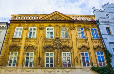 Prague, Çek Cumhuriyeti - 31 Aralık 2017: eski ev ve tarihi kent merkezine iyi binalar cephe