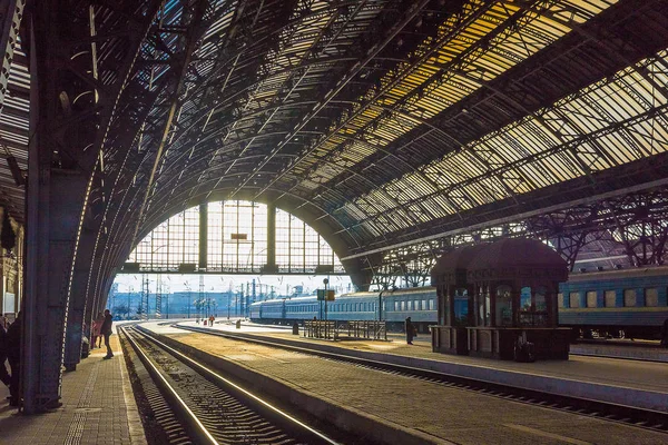 Πλατφόρμα επιβατών κατά την ημέρα στον σιδηροδρομικό σταθμό στο Λβιβ, Ουκρανία — Φωτογραφία Αρχείου