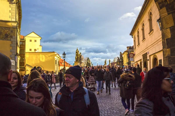 Praga, República Checa - 31 de diciembre de 2017: La gente va nea —  Fotos de Stock
