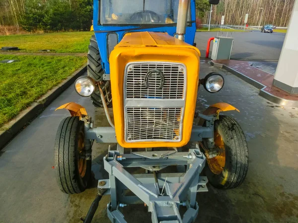 Praga, República Checa - 2 de enero de 2018: El colorido tractor está estacionado cerca de la gasolinera en Praga, República Checa — Foto de Stock