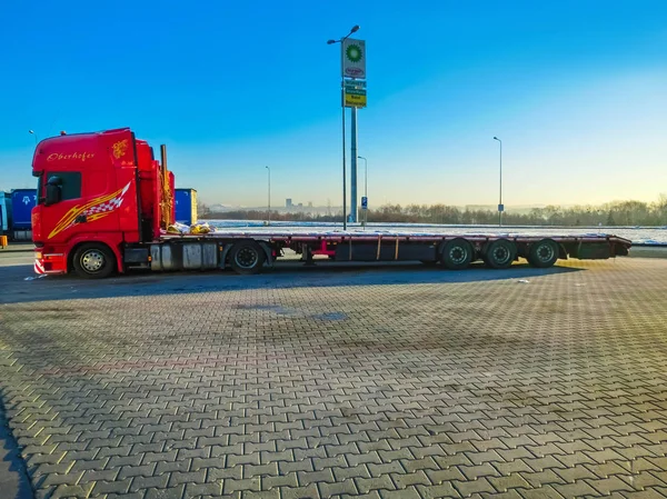 Praga, República Checa - 30 de diciembre de 2017: El colorido camión está estacionado cerca de la gasolinera — Foto de Stock