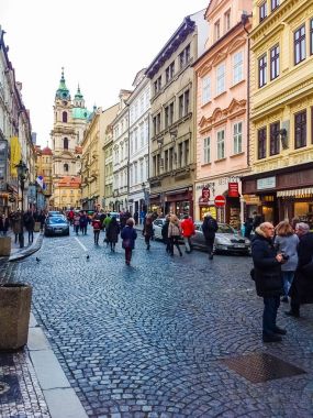 Prag, Çek Cumhuriyeti - 31 Aralık 2017: yakınındaki insanlar evler eski mimari tarihi kent