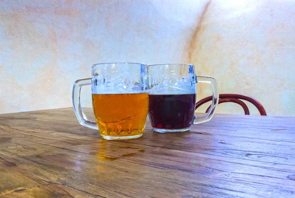 Los Dos Vasos Cerveza Checa Sobre Una Mesa Madera Oscuro — Foto de Stock