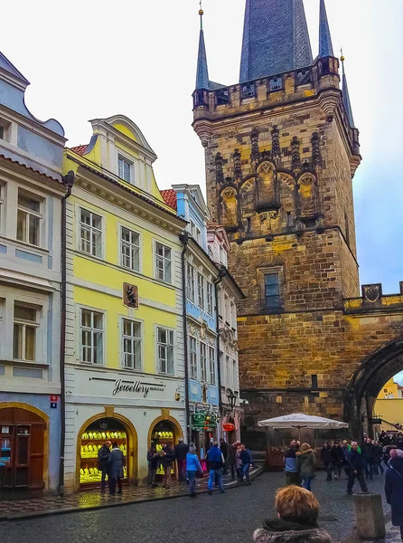 Praga, República Checa - 31 de diciembre de 2017: La gente va nea — Foto de Stock