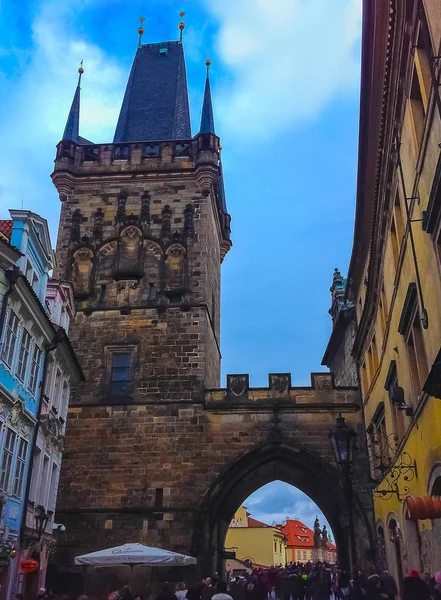 Praga, República Checa - 31 de diciembre de 2017: Las personas que van cerca de casas de arquitectura antigua en la Ciudad Vieja — Foto de Stock