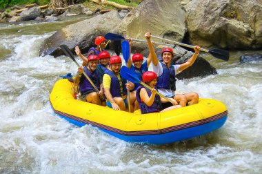 Bali, Endonezya - 11 Nisan 2012: Balis dağ Nehri üzerinde kanyonda Rafting