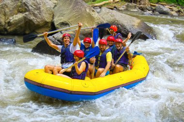 Bali, Endonezya - 11 Nisan 2012: Balis dağ Nehri üzerinde kanyonda Rafting