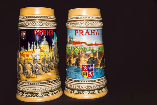 Praga, Republika Czeska - 25 lutego 2018: zbliżenie kubki tradycyjne czeskie piwo na kolorowym tle — Zdjęcie stockowe