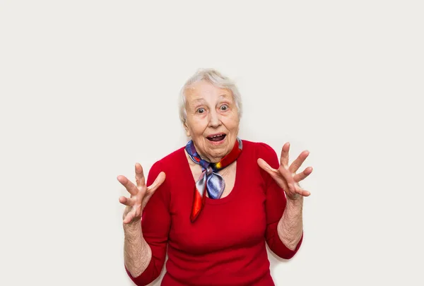 Oude vrouw met verbaasde uitdrukking op haar gezicht — Stockfoto