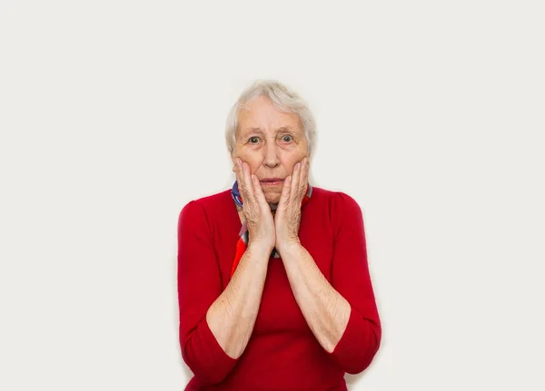 Крупный план пожилой женщины с эмоциями ужаса — стоковое фото