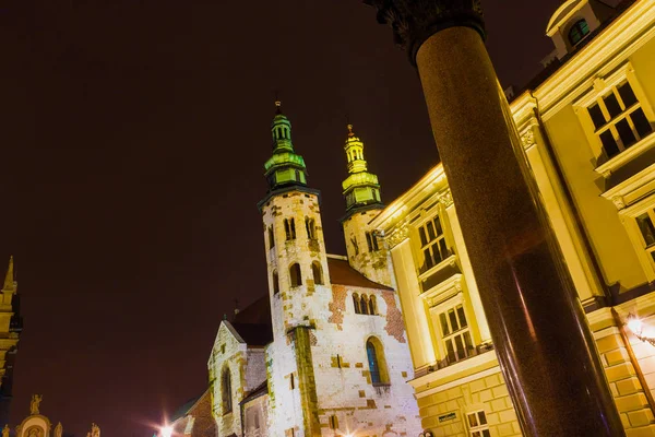 Cracovia ciudad vieja por la noche Iglesia de Santa María por la noche. Cracovia Polonia . — Foto de Stock